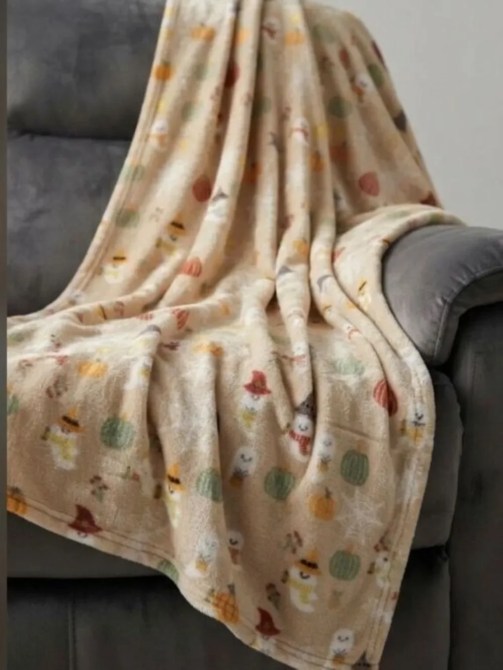 Halloween Themed Plush Throw Blanket with Ghost and Pumpkin Pattern